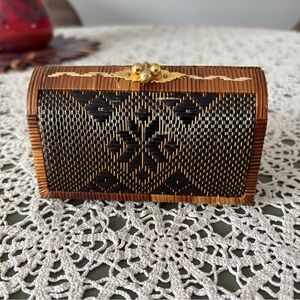 Coin purse rattan bamboo vintage. Inside is very clean!!
